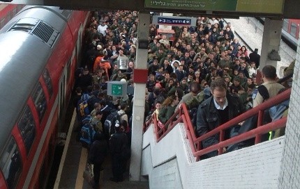 תחנת רכבת ביום ראשון